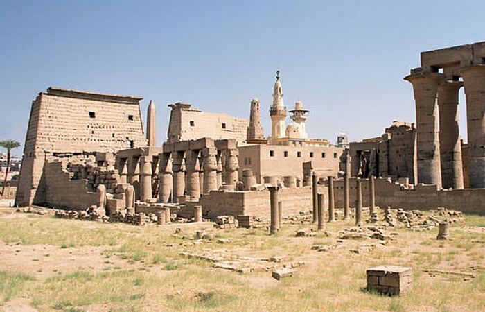 Древняя архитектура: Луксорский храм.