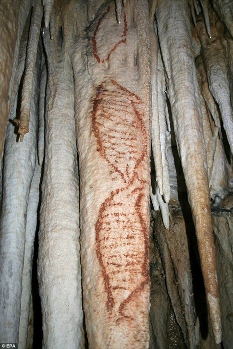 Наскальные рисунки в пещерах Нерха в Малаге.