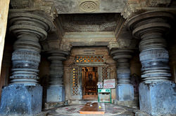 Резные колонны Шраванабелагола, Индия