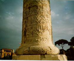 Колонна императора Траяна в Риме