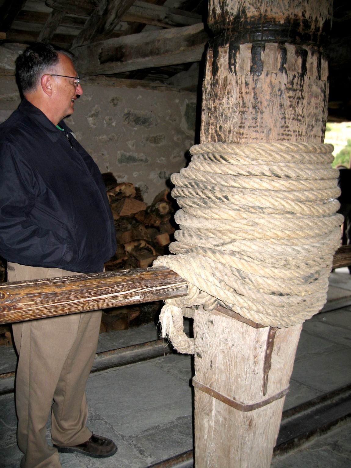  Столб и веревка для подъёма грузов в верхние монастыри в горах