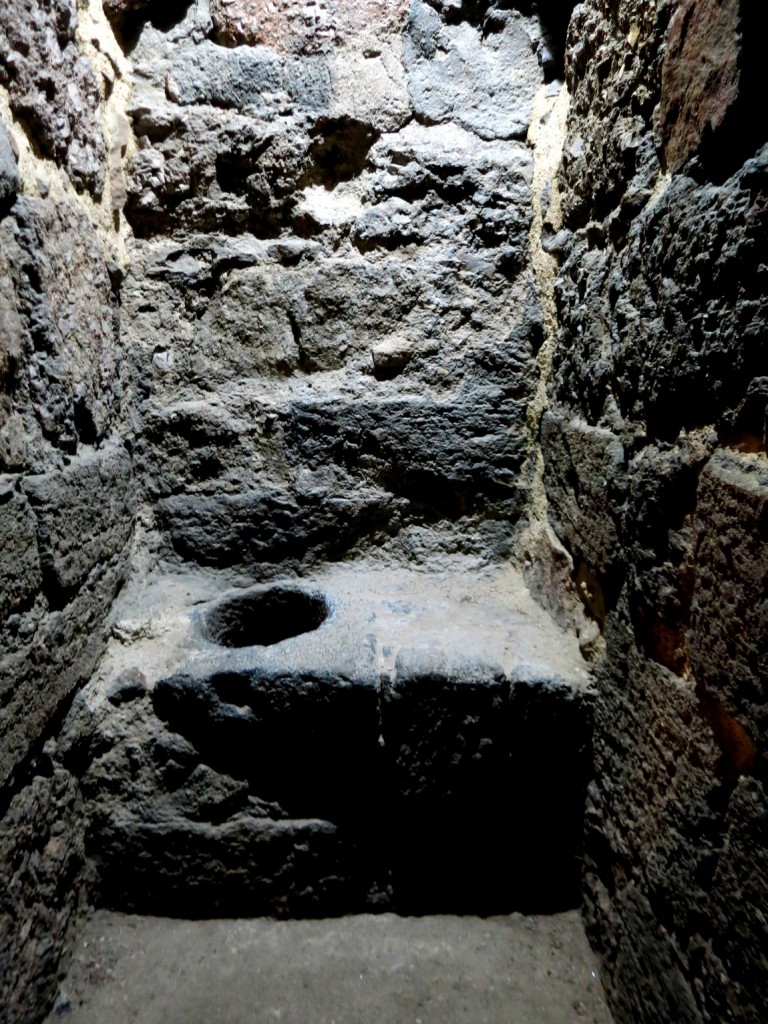  Средневековый туалет в замке