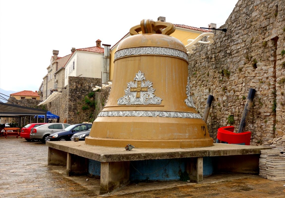 Огромный колокол в с Старом Градег Будва (Черногория)