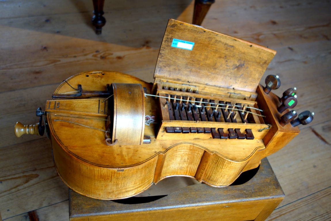 Старинные инструменты в замке Роз в Австрии.