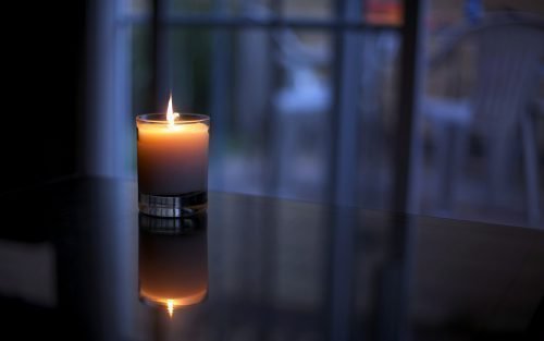 Горящая свеча на столе