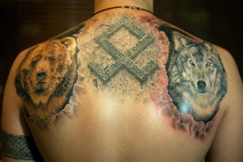 Татуировка рунического символа на мужском теле
