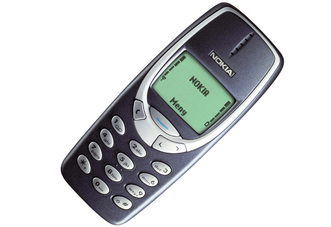 10. Легендарная Nokia 3310. Сколько мемов породил этот телефон. Неубиваемый, телефон, который невозможно сломать, телефон, которым можно забивать гвозди и т. д. Телефон – легенда, без всяких преувеличений.