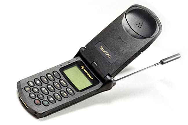 2. Motorola StarTAC – старейший телефон в нашем списке, 1996 года выпуска. Считается одним из первых популярных мобильных телефонов.