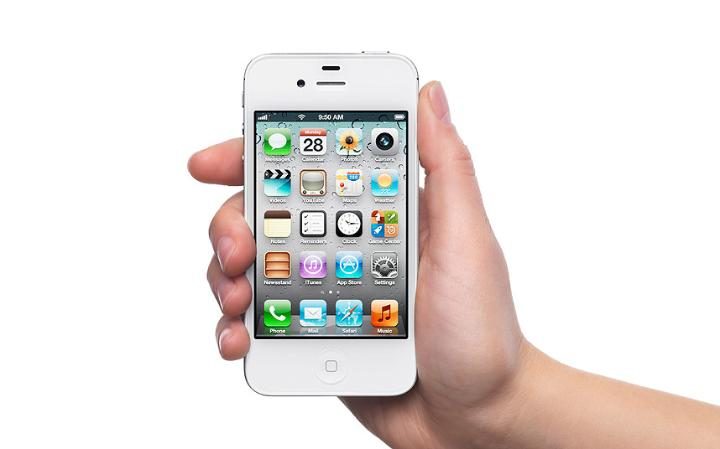 3. Apple iPhone 4s, вышедший в 2011 году и ставший революционным девайсом, которым пользуются до сих пор.