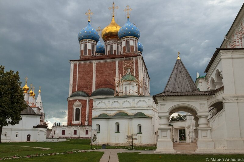 Рязань, Успенский и Архангельский соборы, Богоявленская церковь и дворец Олега