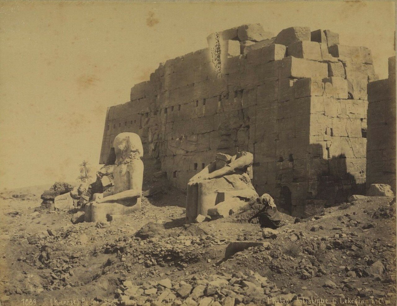 Карнак. Пилон и статуи Тутмоса IV и Тутмоса II