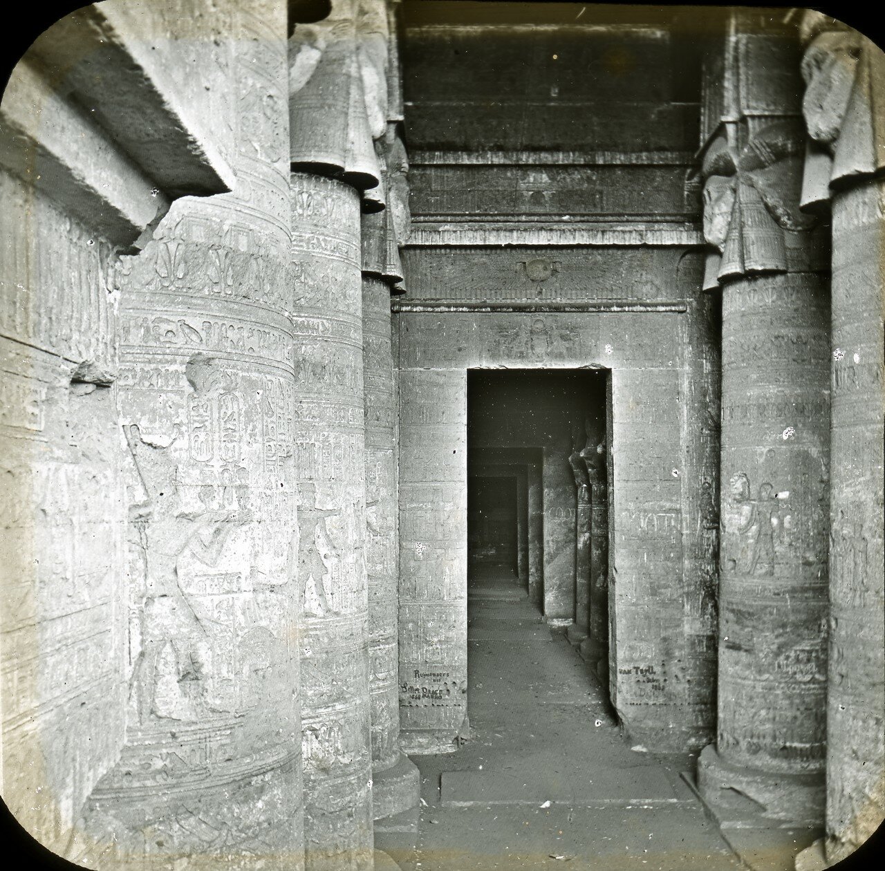 1923. Внутри храма Хатхор