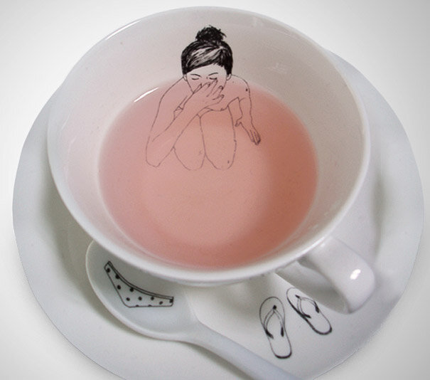 Голландский иллюстратор Esther Horchner  изобразил купальщицу, оставившую свою одежду на блюдце и чайной ложке