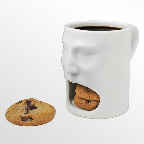 Чашка с лицом и разинутым ртом - идеальный вариант для кофе с печеньем, которое вечно некуда положить