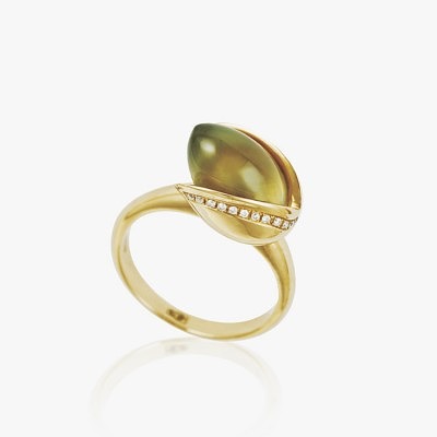 Золотое кольцо с фисташкой — символом бренда Pistachio