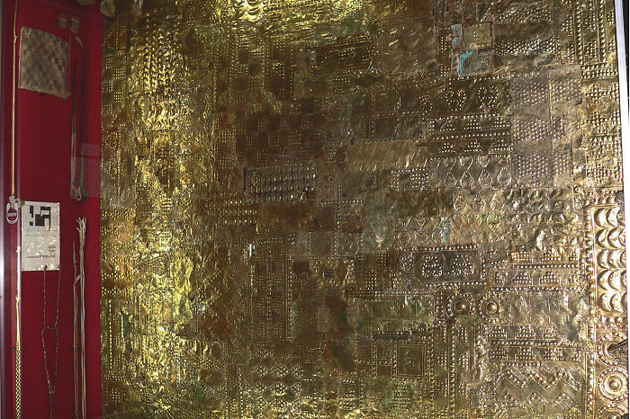 Золотая пластина для облицовки стены. Фото: Manuel González Olaechea, Музей золота Перу, Лима