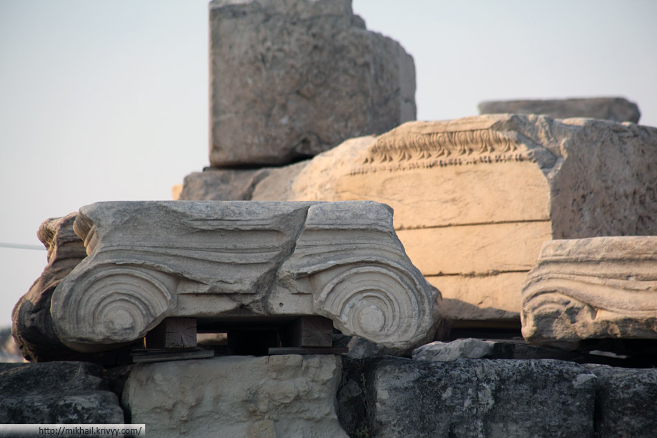 Сегодня Афинский Акрополь это стройплощадка. Везде сложены блоки, часть закрыта для посещения туристами. Я бы выдавал строительные каски для аутентичности. Наверху есть даже строительная узкоколейка.