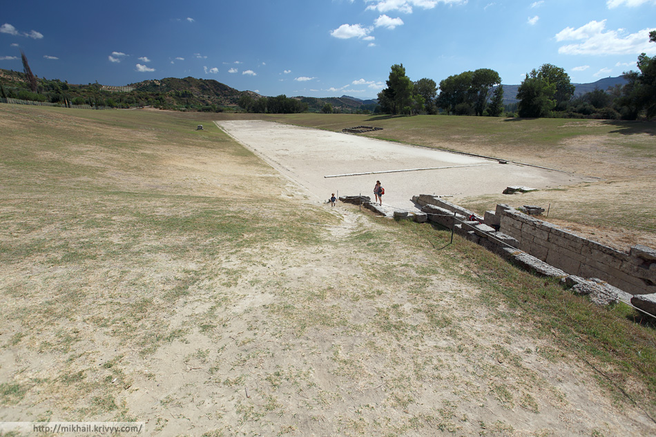 Стадион. Именно по подобию этого стадиона был построен первый современный Олимпийский стадион (Панатинаикос) в Афинах.