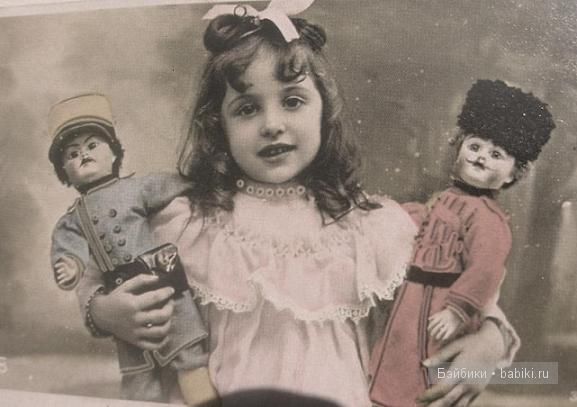 Девочка с куклами-солдатами