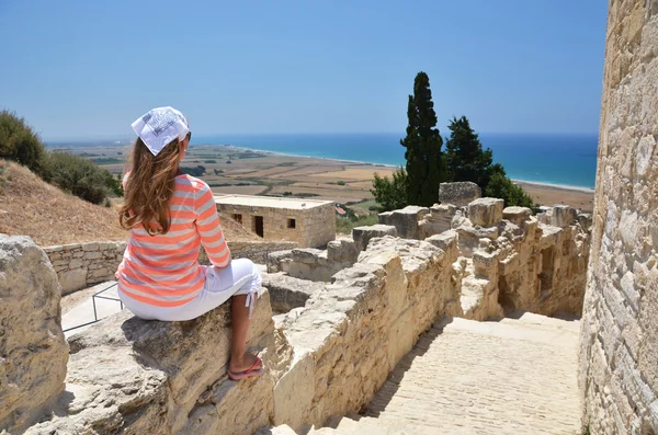 Девочка среди древние руины Курион на Кипре — стоковое фото