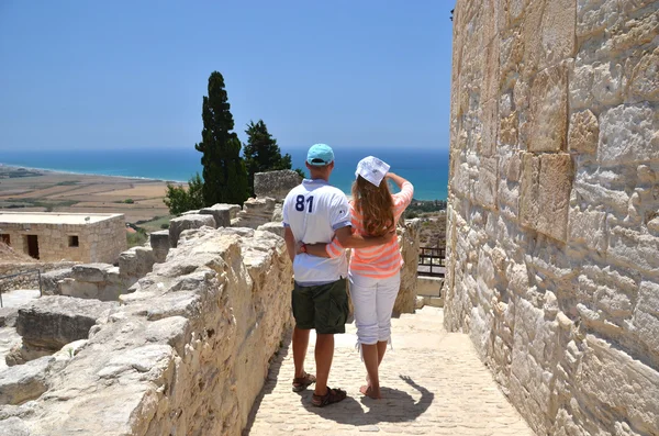 Пара среди древние руины Курион на Кипре — стоковое фото