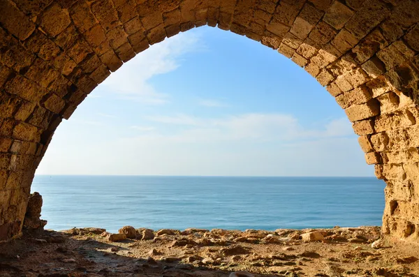 Вид на море из окна в крепости крестоносцев в Израиле — стоковое фото