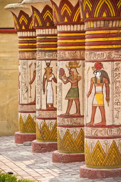 Старый Египет иероглифы, вырезанные на камне — стоковое фото