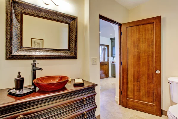 Роскошный кабинет с судна раковина тщеславия ванной — стоковое фото