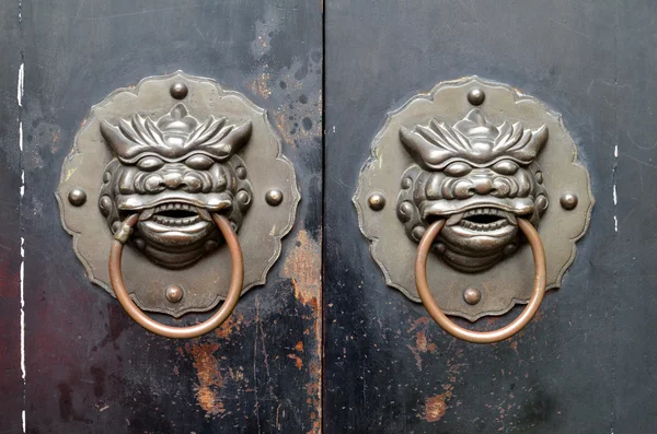 Китайский Бронзовый дракон молоток на деревянные двери — стоковое фото