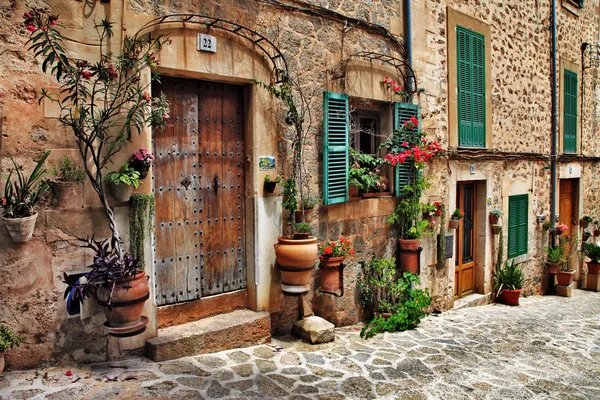 Очаровывание улиц старых средиземноморских городов — стоковое фото