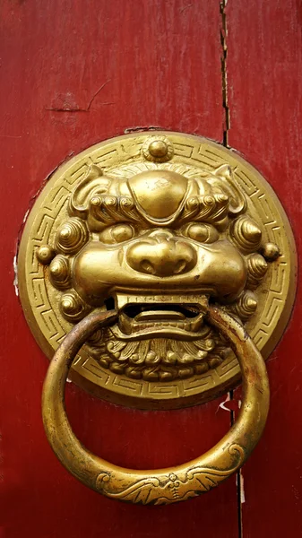 Традиционные китайские двери — стоковое фото
