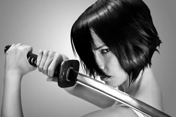 Брюнетка с короткими волосами, с мечом Катана — стоковое фото