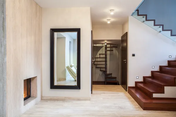 Травертин дом: зеркало и лестницы — стоковое фото