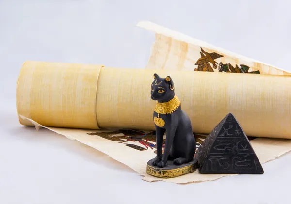 Египетская кошка, пирамиды и папирус - сувениры из путешествий — стоковое фото