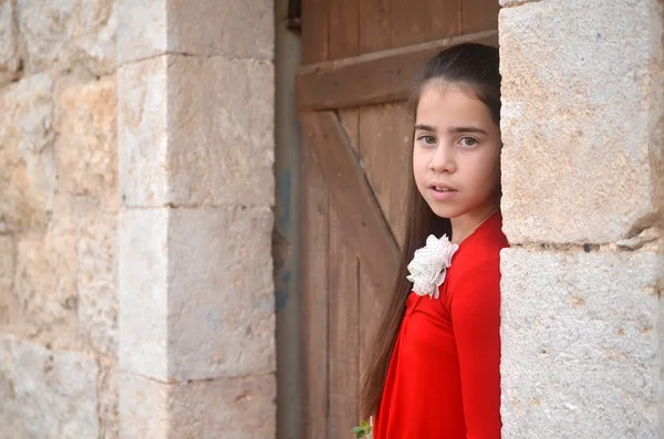 Девочка-подросток в ab брошенных арабской, строительство в Израиле — стоковое фото