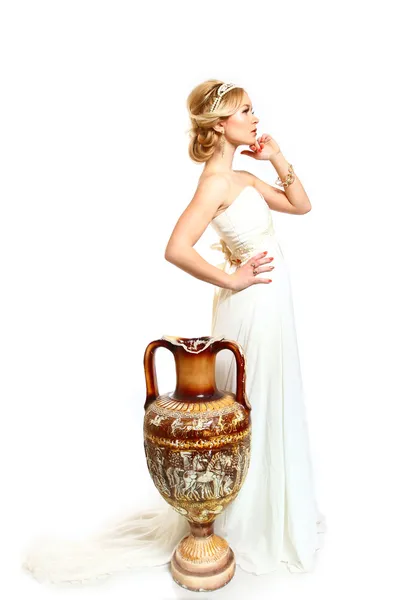 Красивая молодая женщина, стиле греческой амфоры на белый фон — стоковое фото