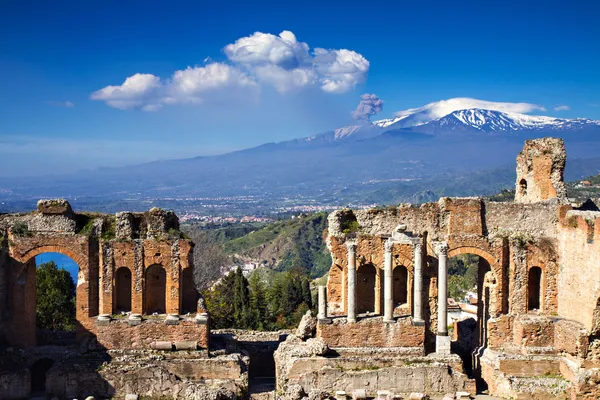 Руины греческого римского театра, Таормина, Сицилии, Италия — стоковое фото
