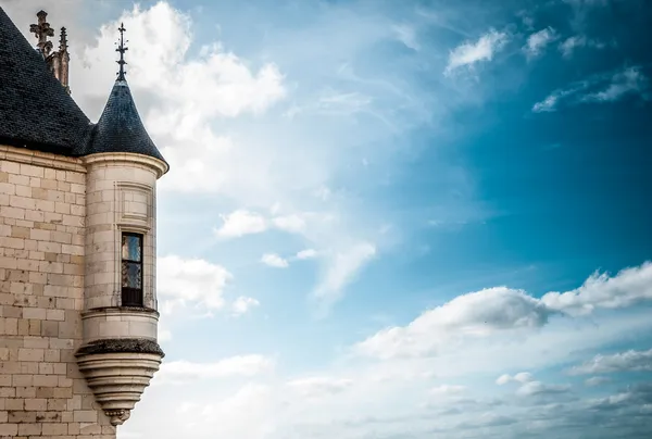 Башня замка с окном против темно-синее небо Лицензионные Стоковые Изображения