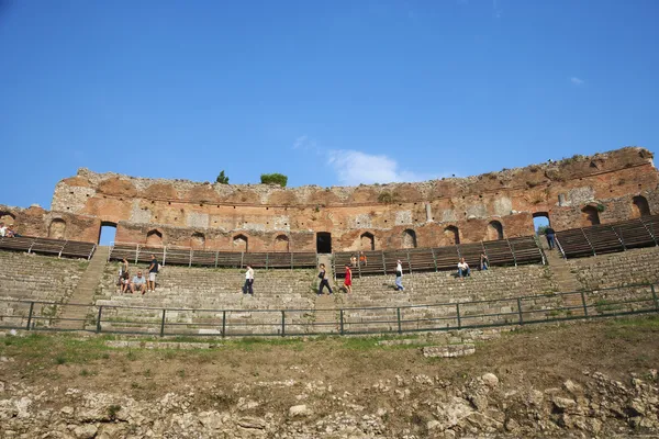 Туристы в древний греческий театр — стоковое фото