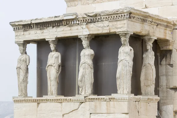 Древнее крыльцо кариатиды в Акрополь, Афины, Греция — стоковое фото