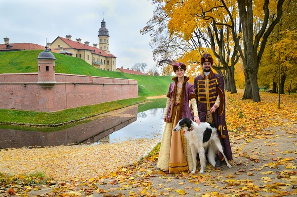 Пара в средневековых костюмах с псовая борзая собака — стоковое фото