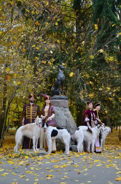 Пары в средневековые костюмы с собаками волкодавы — стоковое фото