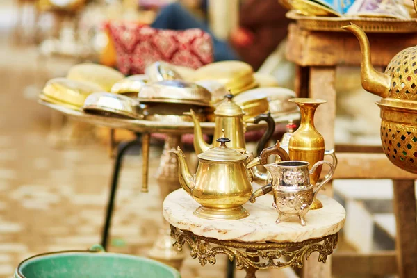 Чайники на марокканском рынке в Фесе, Марокко — стоковое фото
