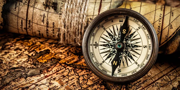 Старый старинный компас на древней карте — стоковое фото