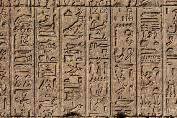 Иероглифические резные фигурки в древнем египетском храме — стоковое фото