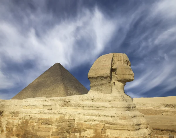 Сфинкс и пирамида Хеопса Египет — стоковое фото