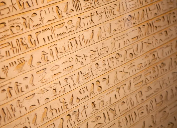 Египетские иероглифы на стене — стоковое фото