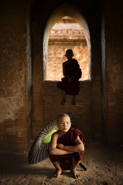 Буддийские монахи начинающих внутри храма — стоковое фото