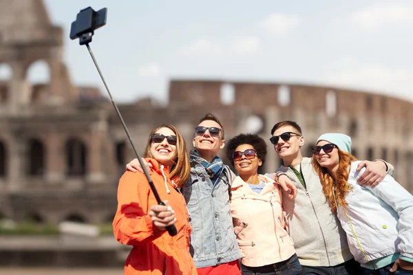 Счастливые друзья смартфон selfie палкой — стоковое фото