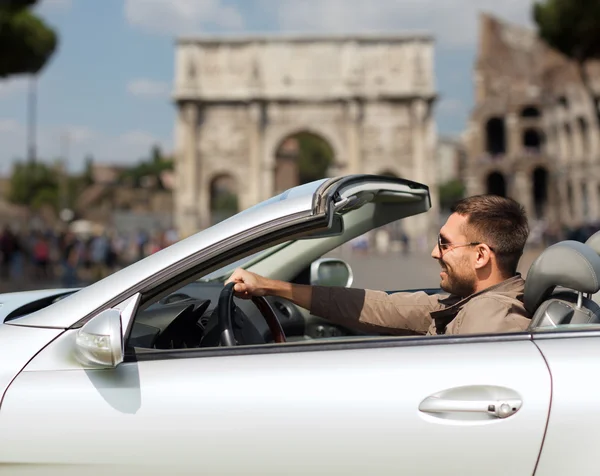 Счастливый человек вождения кабриолет над города Рима — стоковое фото